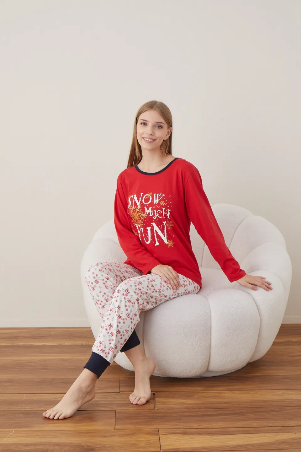 Pijama de Crăciun pentru damă „Snow Much Fun”, bluză roșie cu mânecă lungă și pantaloni albi cu fulgi - 1