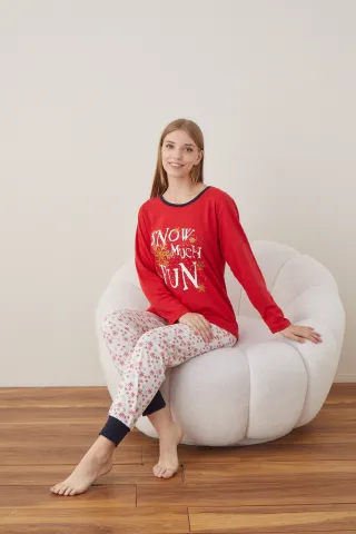 Pijama de Crăciun pentru damă „Snow Much Fun”, bluză roșie cu mânecă lungă și pantaloni albi cu fulgi