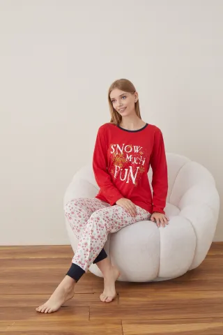 Pijama de Crăciun pentru damă „Snow Much Fun”, bluză roșie cu mânecă lungă și pantaloni albi cu fulgi hover