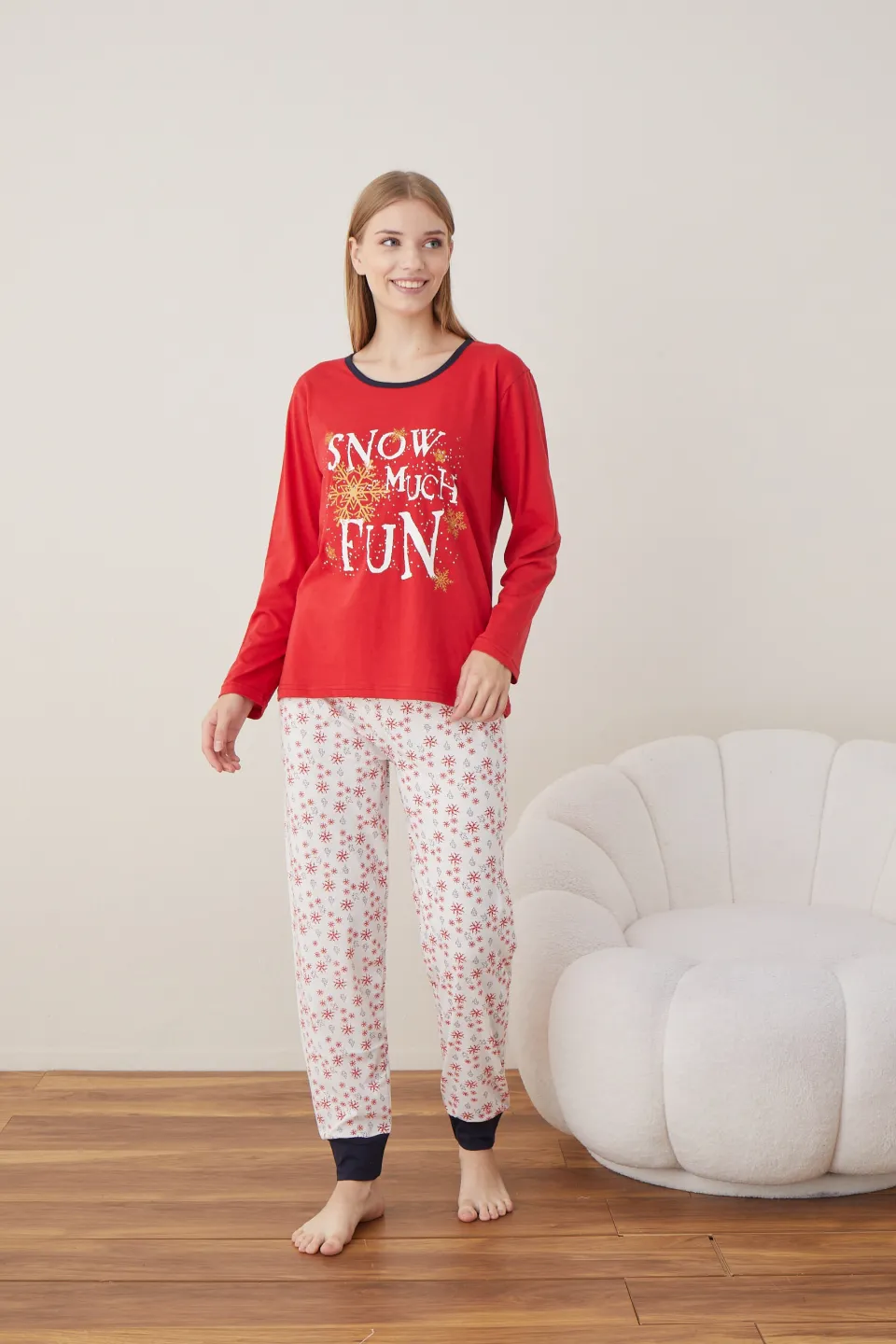 Pijama de Crăciun pentru damă „Snow Much Fun”, bluză roșie cu mânecă lungă și pantaloni albi cu fulgi - 3
