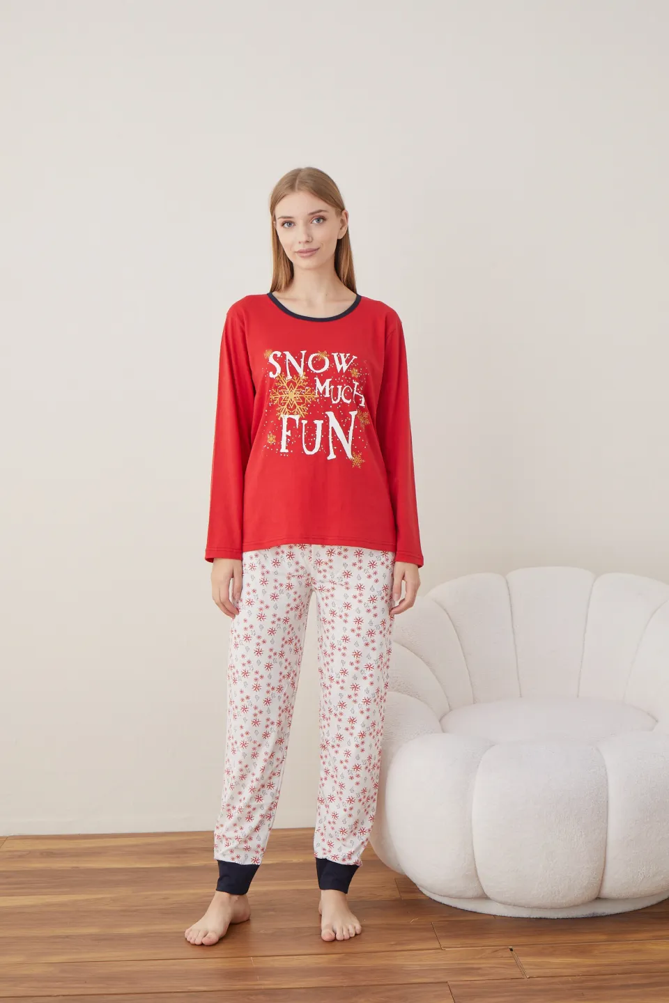 Pijama de Crăciun pentru damă „Snow Much Fun”, bluză roșie cu mânecă lungă și pantaloni albi cu fulgi - 4