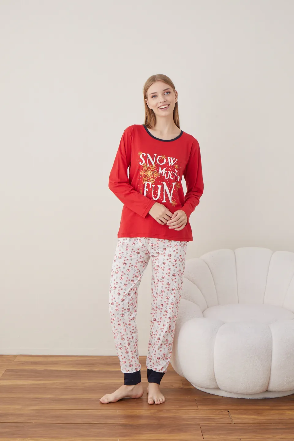 Pijama de Crăciun pentru damă „Snow Much Fun”, bluză roșie cu mânecă lungă și pantaloni albi cu fulgi - 5