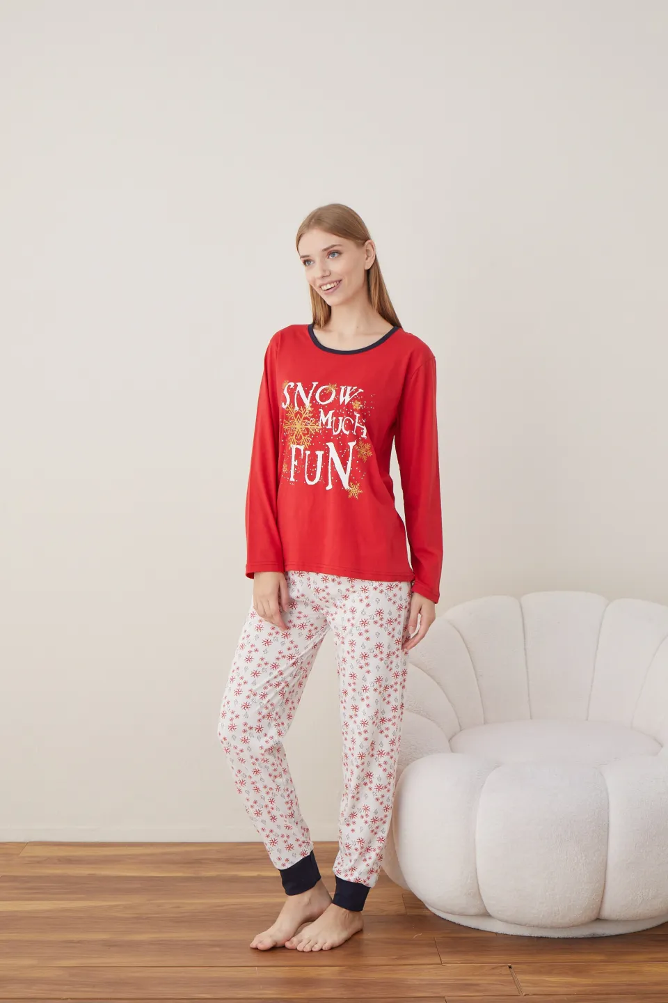 Pijama de Crăciun pentru damă „Snow Much Fun”, bluză roșie cu mânecă lungă și pantaloni albi cu fulgi - 6