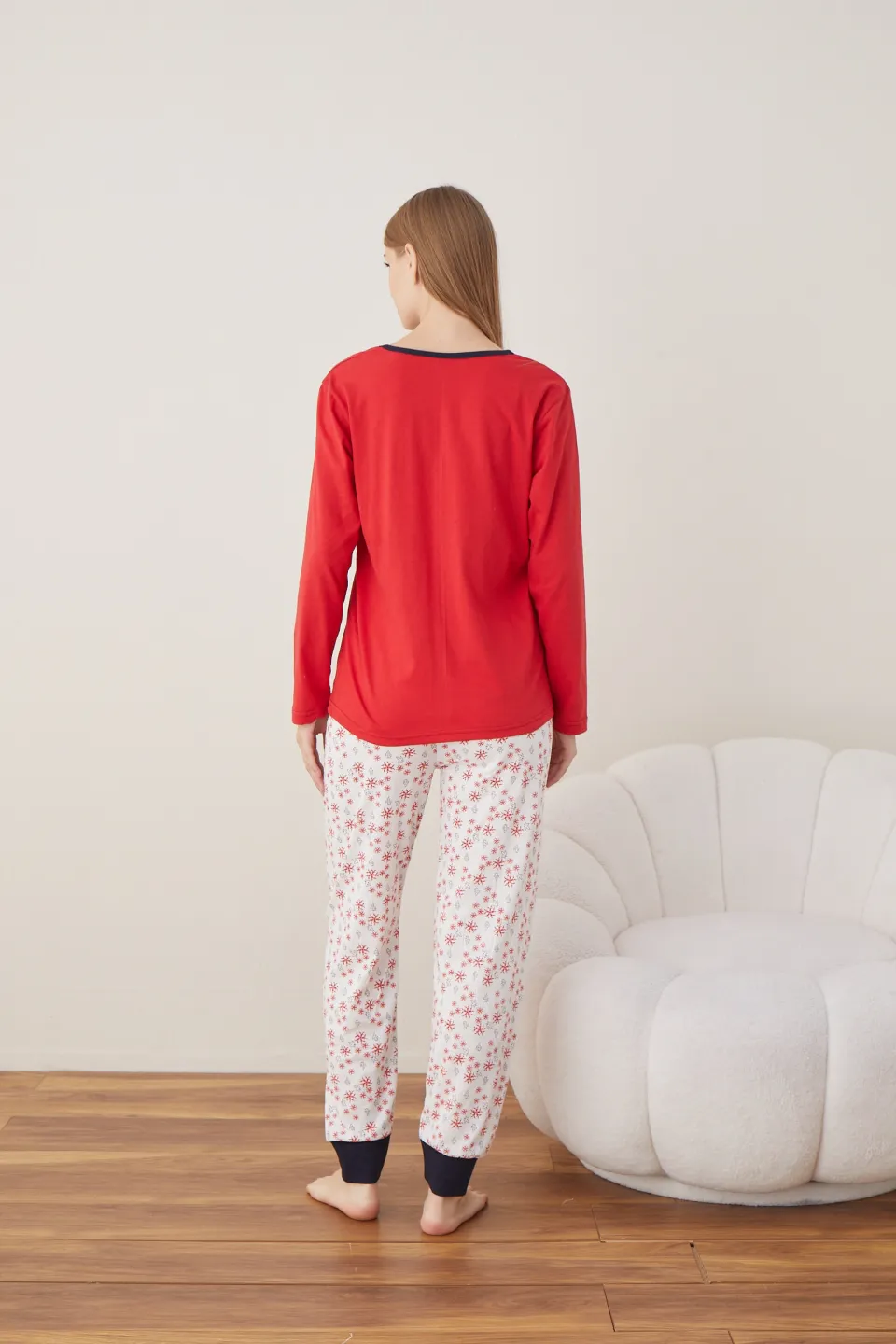 Pijama de Crăciun pentru damă „Snow Much Fun”, bluză roșie cu mânecă lungă și pantaloni albi cu fulgi - 7