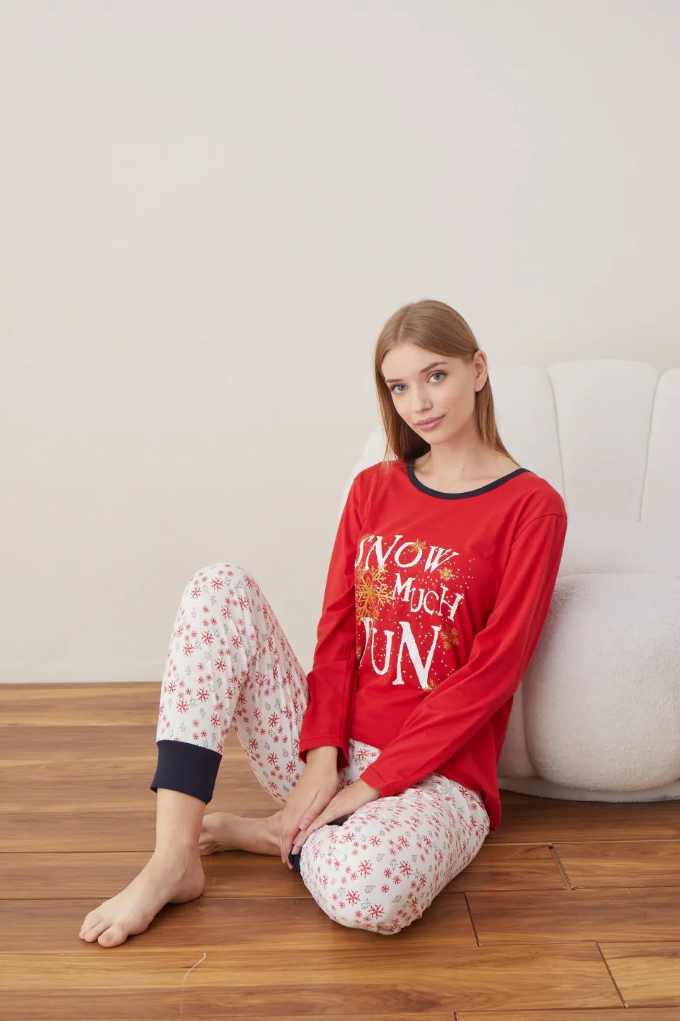 Pijama de Crăciun pentru damă „Snow Much Fun”, bluză roșie cu mânecă lungă și pantaloni albi cu fulgi - 8