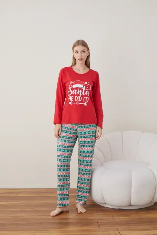 Pijama de Crăciun pentru damă, bluză roșie și pantaloni verzi cu roșu, imprimeu „Santa He Did It” hover