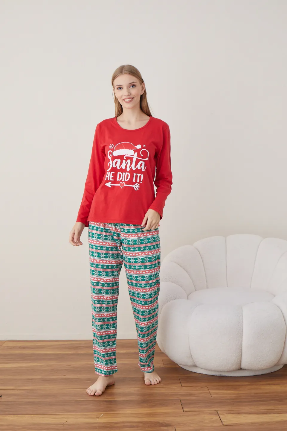 Pijama de Crăciun pentru damă, bluză roșie și pantaloni verzi cu roșu, imprimeu „Santa He Did It” - 3