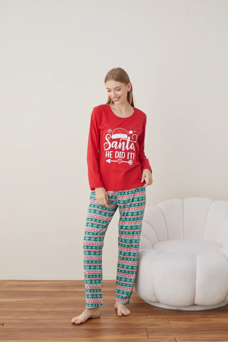 Pijama de Crăciun pentru damă, bluză roșie și pantaloni verzi cu roșu, imprimeu „Santa He Did It” - 1