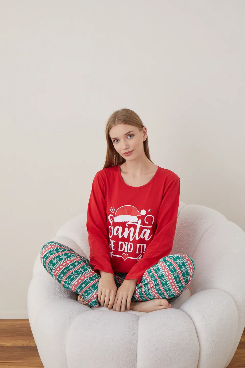 Pijama de Crăciun pentru damă, bluză roșie și pantaloni verzi cu roșu, imprimeu „Santa He Did It” - 4