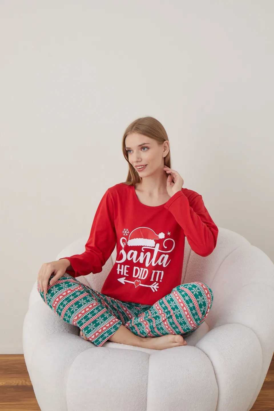 Pijama de Crăciun pentru damă, bluză roșie și pantaloni verzi cu roșu, imprimeu „Santa He Did It” - 5