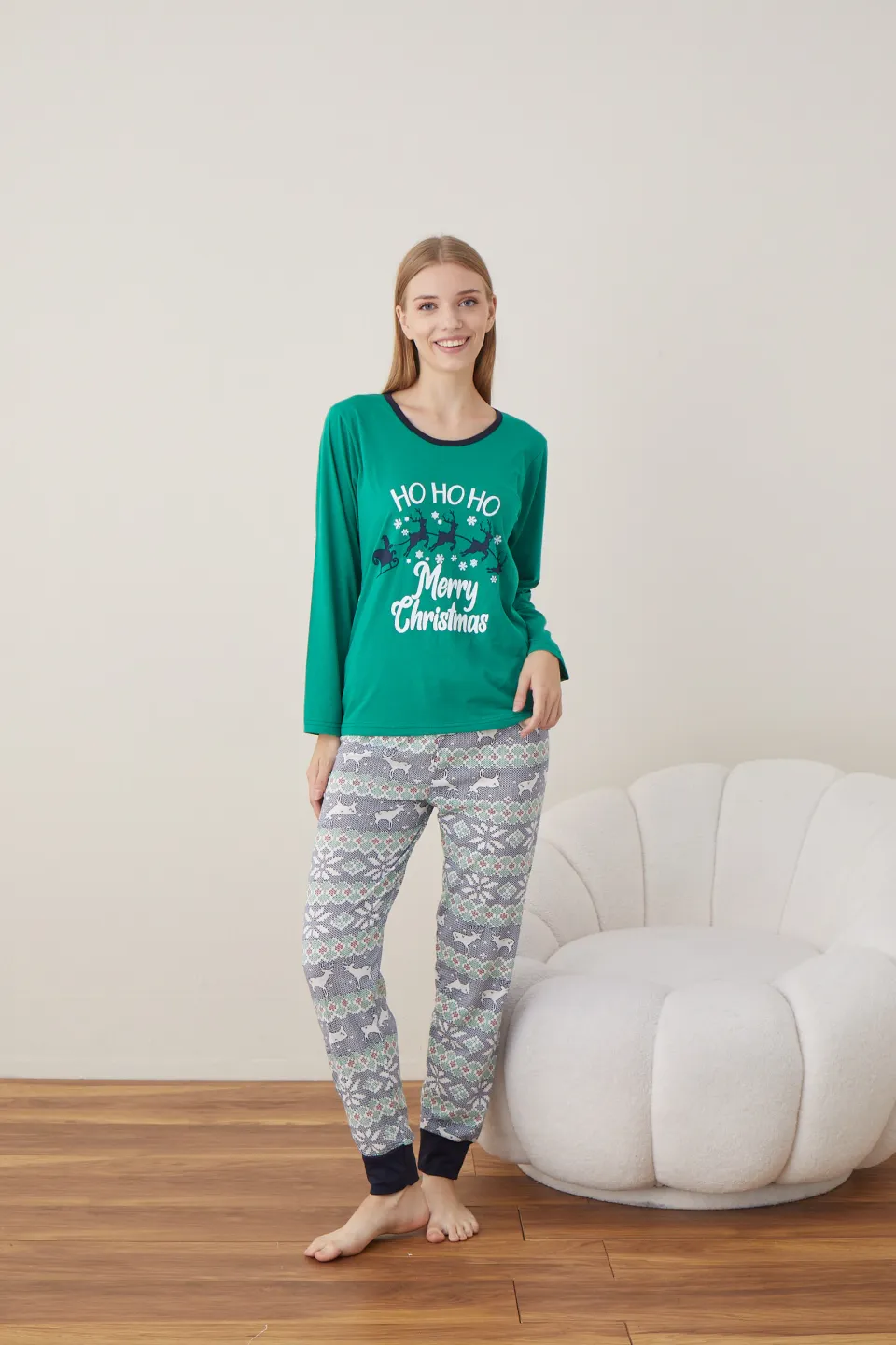 Pijama de Crăciun pentru damă, bluză verde și pantaloni colorați, imprimeu „Ho Ho Ho” - 1