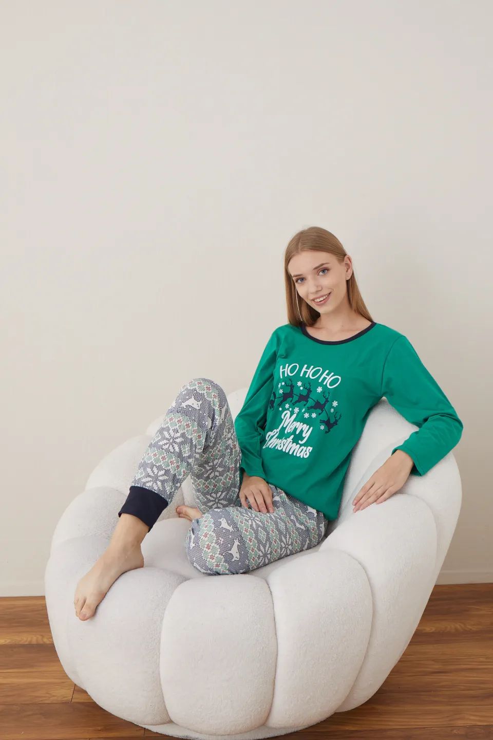 Pijama de Crăciun pentru damă, bluză verde și pantaloni colorați, imprimeu „Ho Ho Ho” - 3
