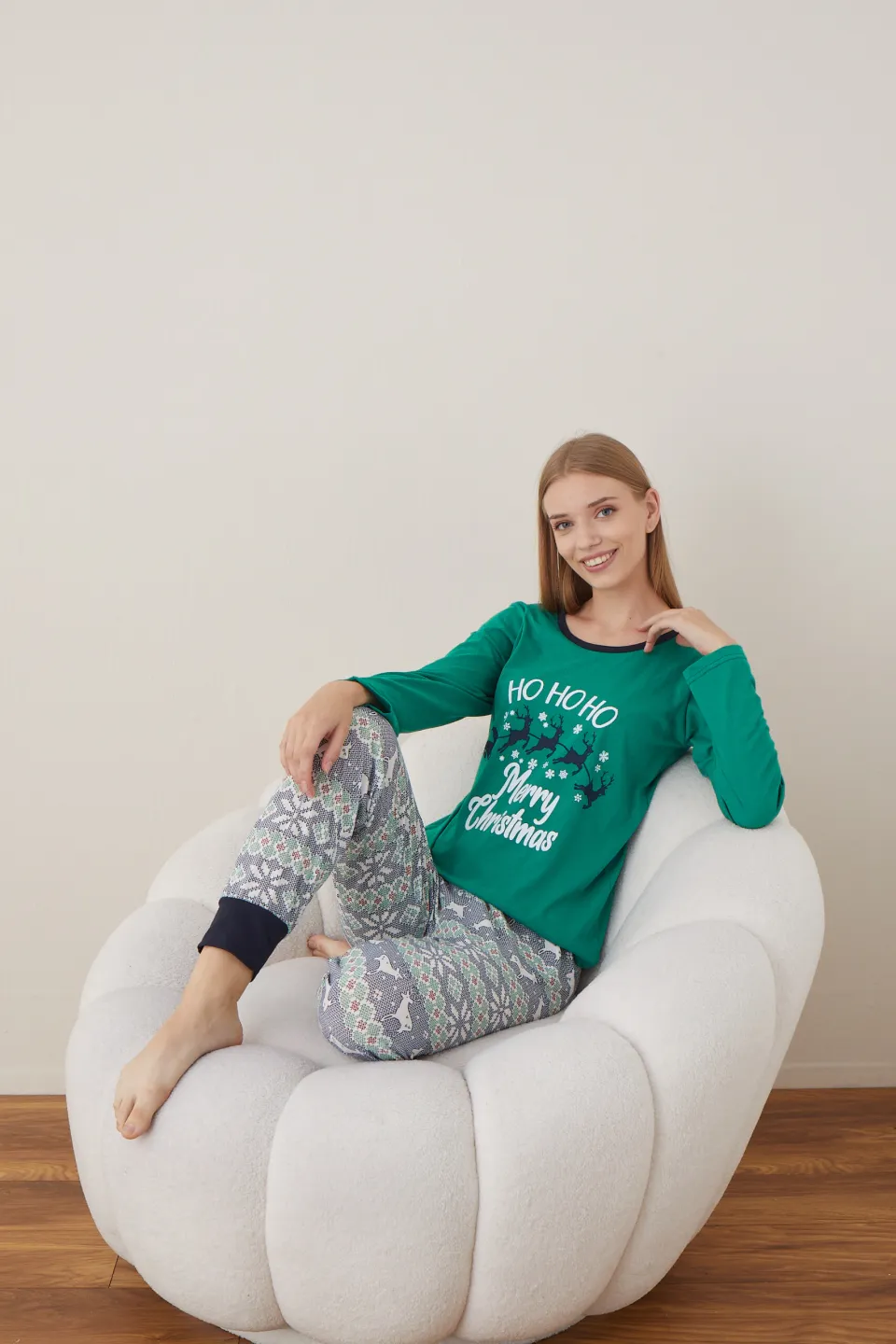 Pijama de Crăciun pentru damă, bluză verde și pantaloni colorați, imprimeu „Ho Ho Ho” - 4