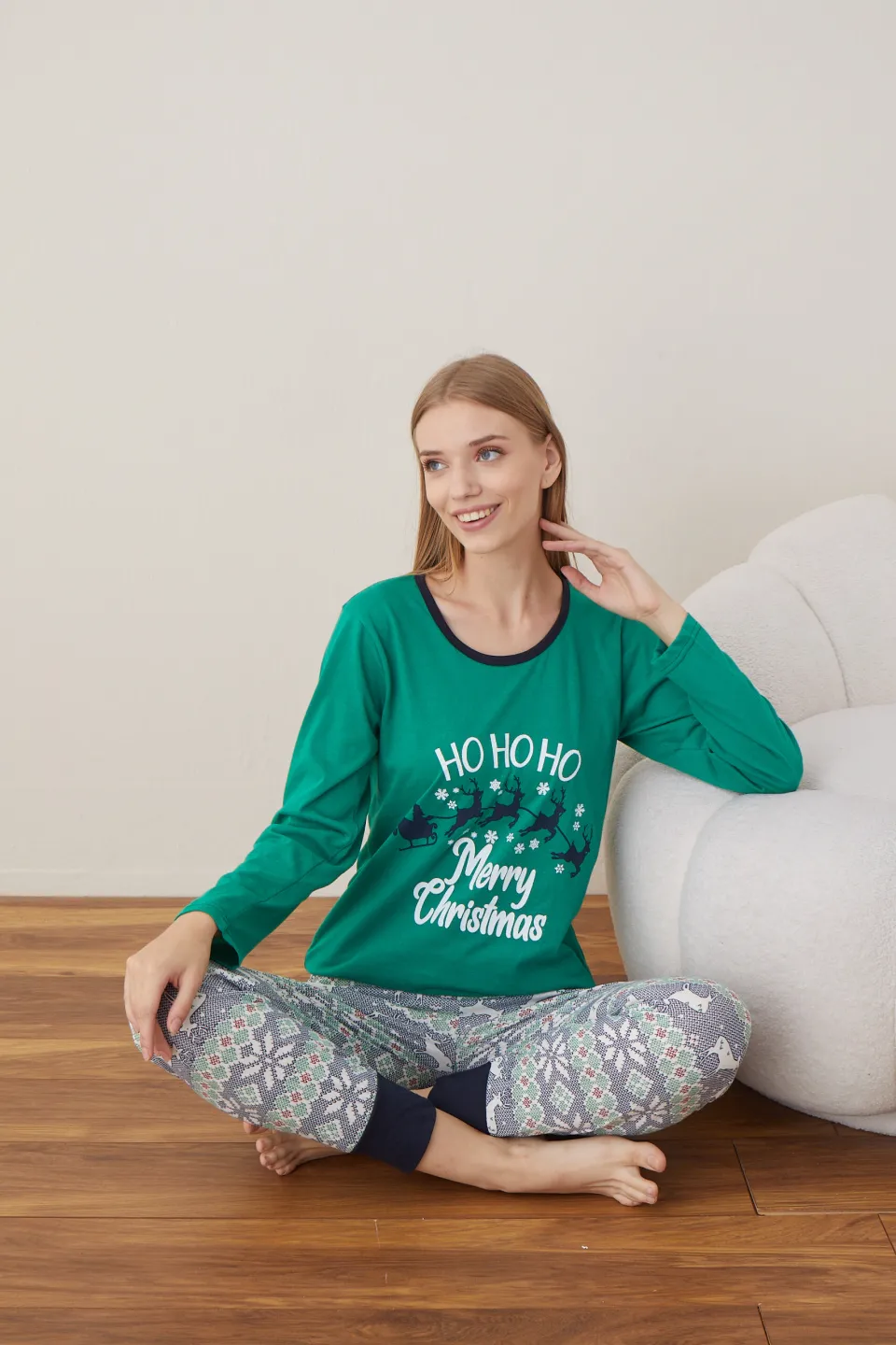 Pijama de Crăciun pentru damă, bluză verde și pantaloni colorați, imprimeu „Ho Ho Ho” - 7