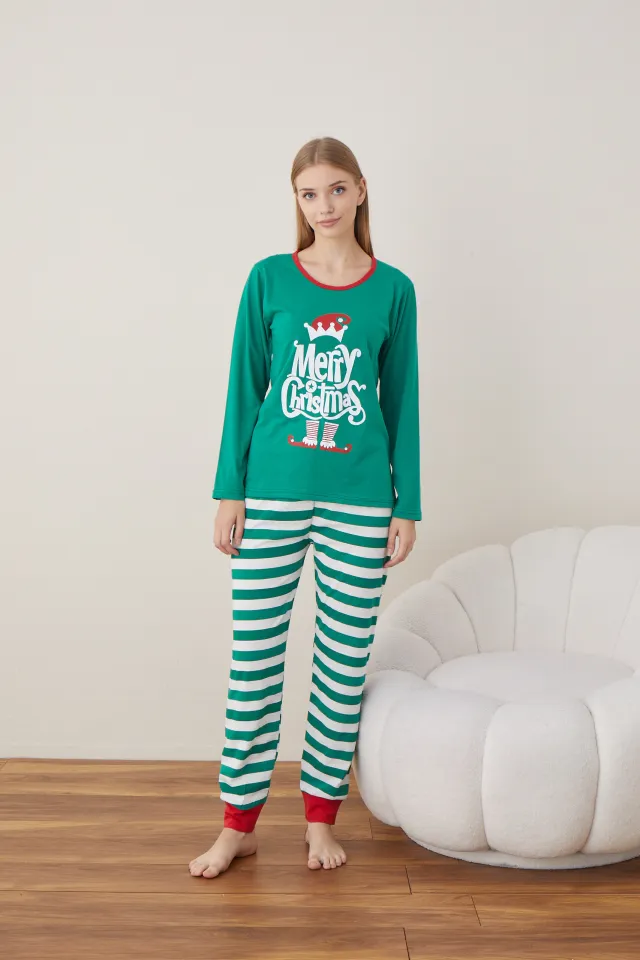 Pijama de Crăciun pentru damă, bluză verde și pantaloni cu dungi verde-alb, imprimeu „Merry Christmas”
