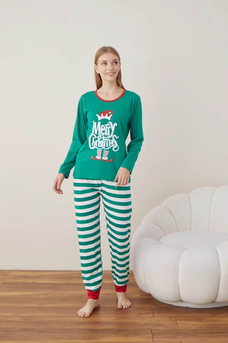 Pijama de Crăciun pentru damă, bluză verde și pantaloni cu dungi verde-alb, imprimeu „Merry Christmas” - 2