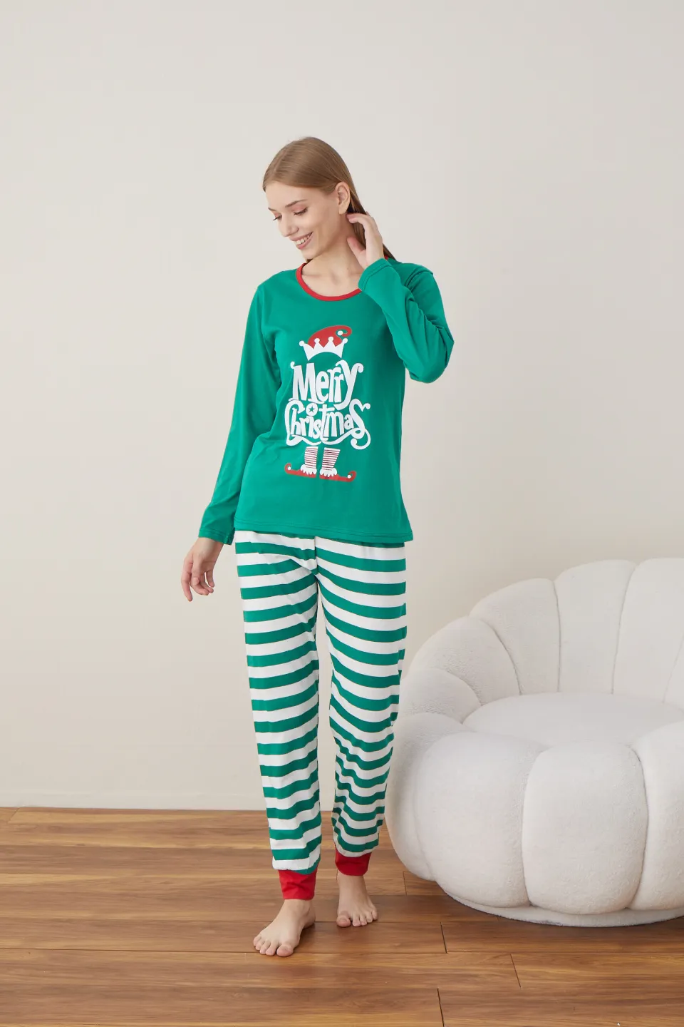 Pijama de Crăciun pentru damă, bluză verde și pantaloni cu dungi verde-alb, imprimeu „Merry Christmas” - 3