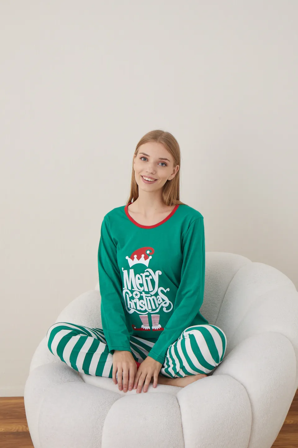 Pijama de Crăciun pentru damă, bluză verde și pantaloni cu dungi verde-alb, imprimeu „Merry Christmas” - 4