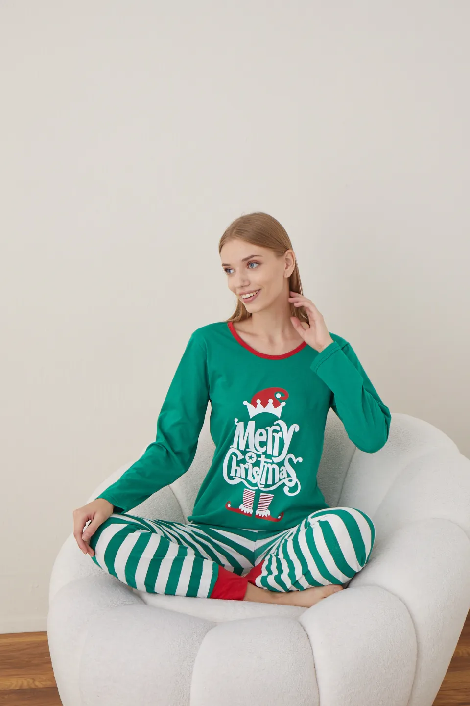 Pijama de Crăciun pentru damă, bluză verde și pantaloni cu dungi verde-alb, imprimeu „Merry Christmas” - 5