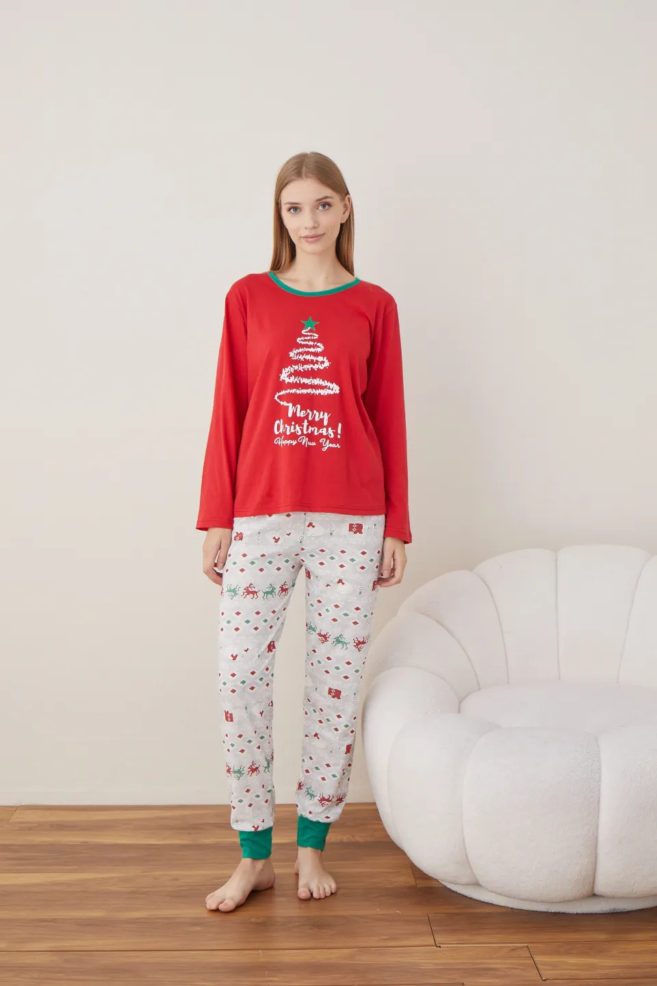 Pijama de Crăciun pentru damă, bluză roșie și pantaloni gri, imprimeu brad „Merry Christmas” - 2