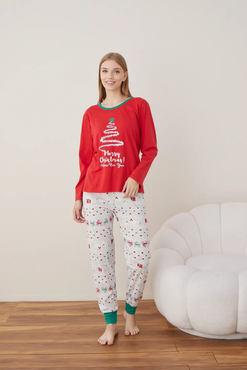 Pijama de Crăciun pentru damă, bluză roșie și pantaloni gri, imprimeu brad „Merry Christmas” - 1
