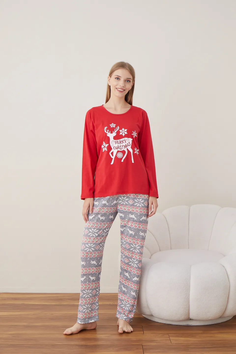 Pijama de Crăciun pentru damă, bluză roșie și pantaloni colorați, imprimeu ren - 2