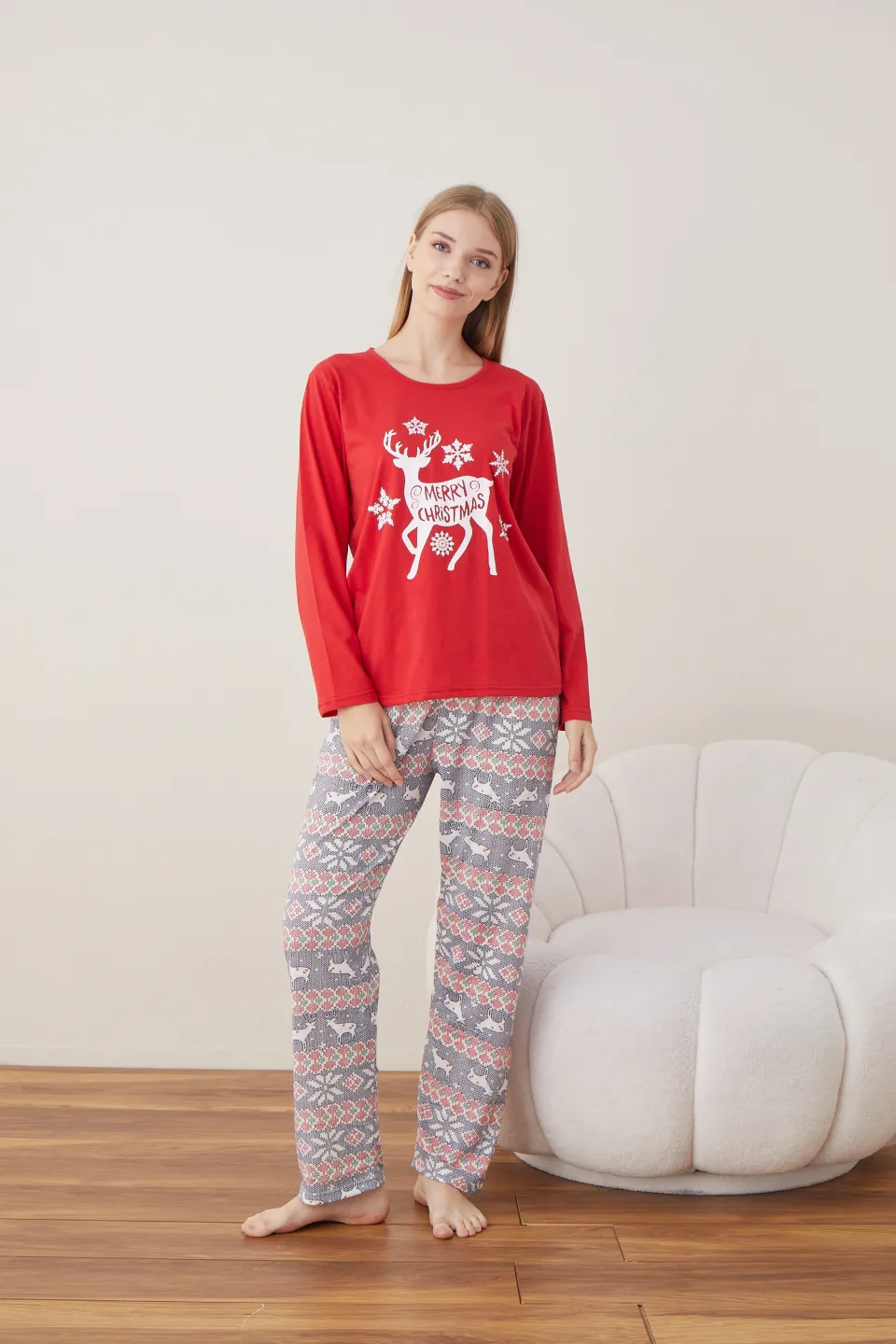 Pijama de Crăciun pentru damă, bluză roșie și pantaloni colorați, imprimeu ren - 3