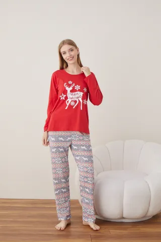 Pijama de Crăciun pentru damă, bluză roșie și pantaloni colorați, imprimeu ren