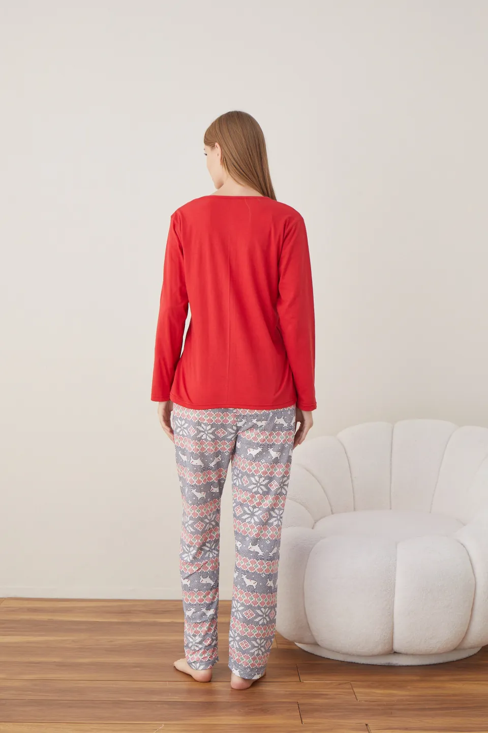 Pijama de Crăciun pentru damă, bluză roșie și pantaloni colorați, imprimeu ren - 4