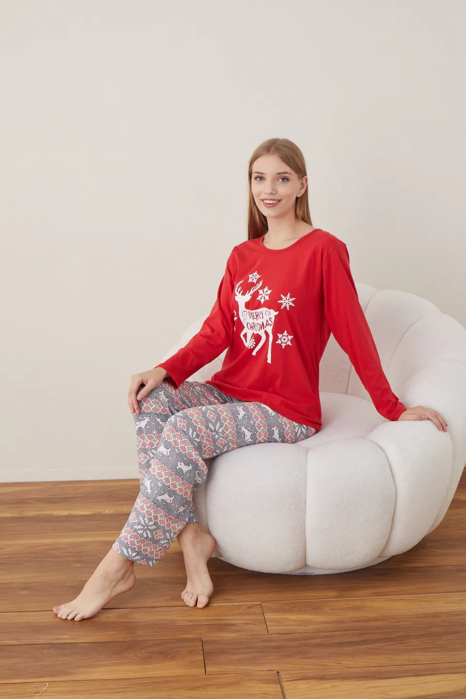 Pijama de Crăciun pentru damă, bluză roșie și pantaloni colorați, imprimeu ren - 5