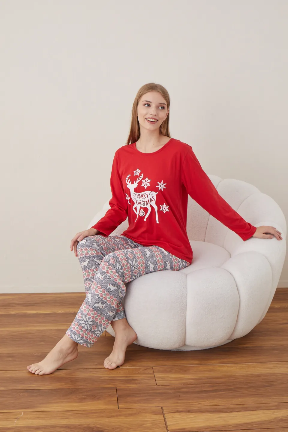 Pijama de Crăciun pentru damă, bluză roșie și pantaloni colorați, imprimeu ren - 7