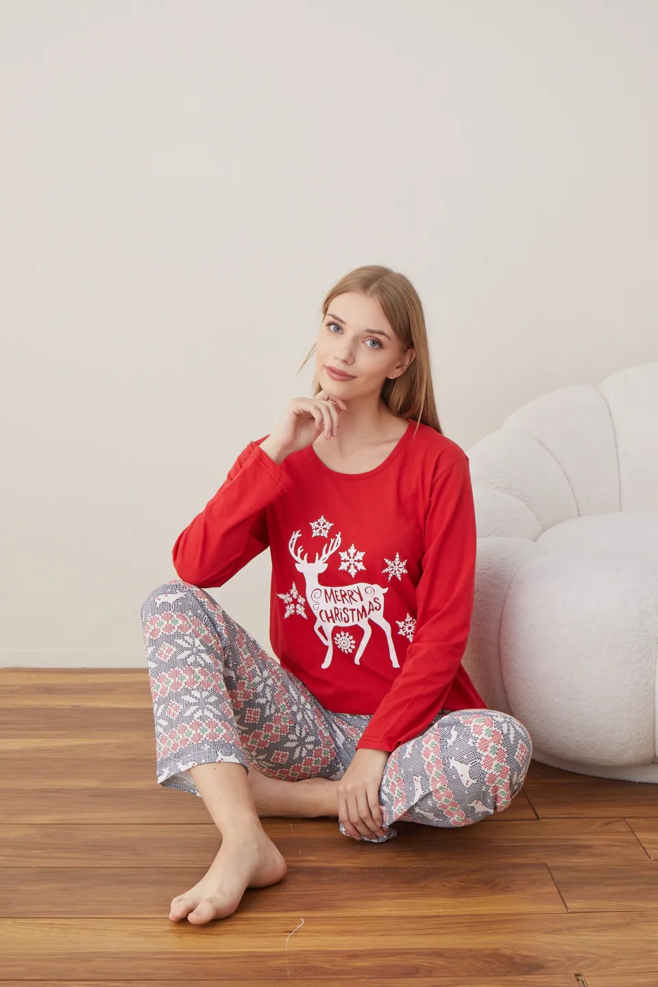 Pijama de Crăciun pentru damă, bluză roșie și pantaloni colorați, imprimeu ren - 8