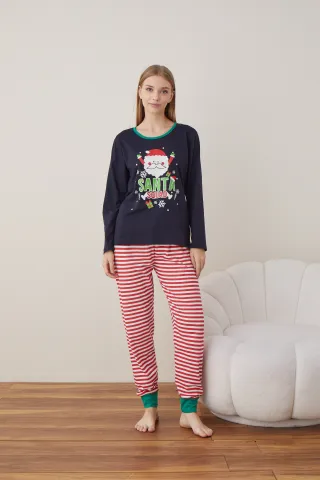 Pijama de Crăciun pentru damă, bluză bleumarin și pantaloni cu dungi alb-roșu, imprimeu „Santa Squad” hover