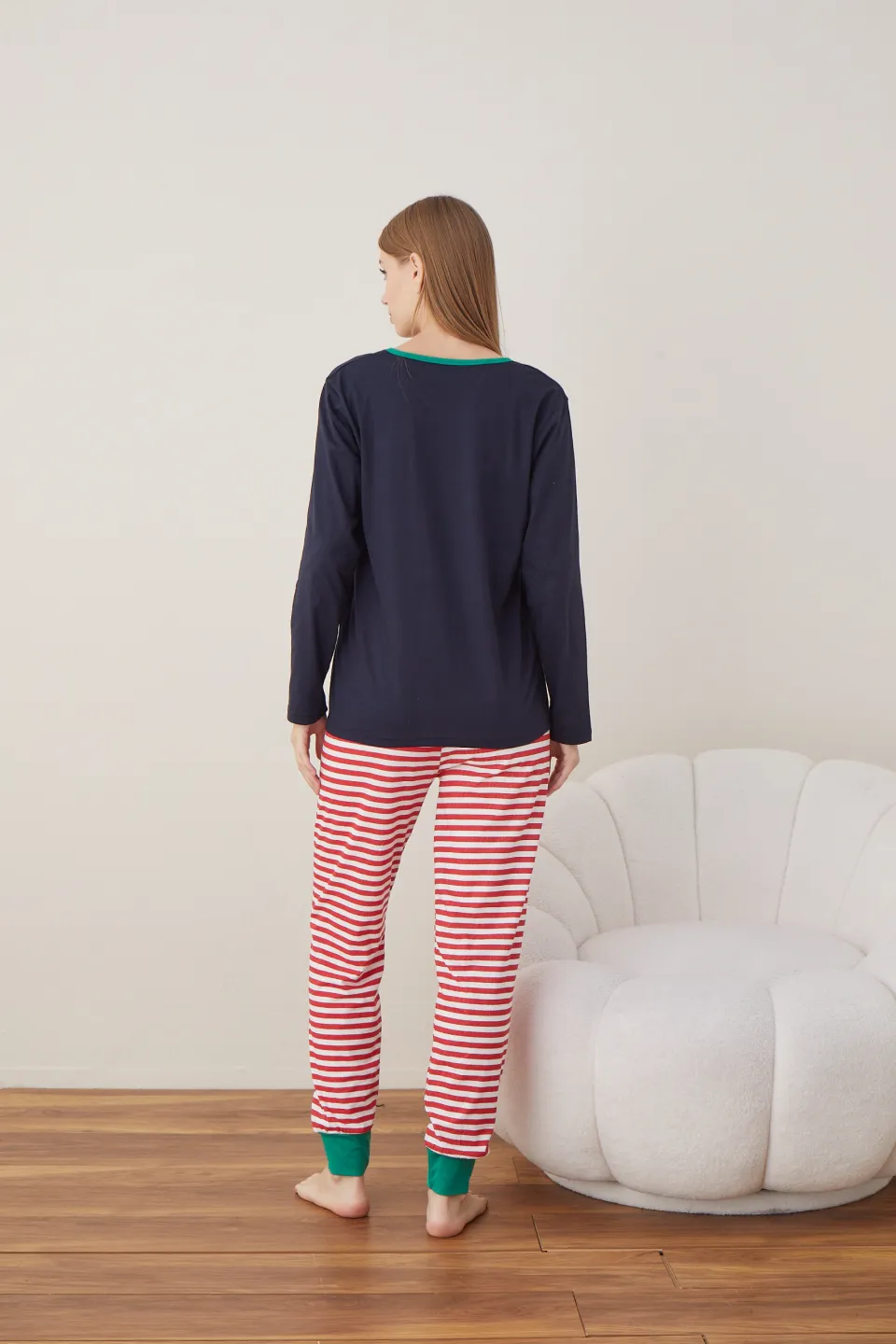 Pijama de Crăciun pentru damă, bluză bleumarin și pantaloni cu dungi alb-roșu, imprimeu „Santa Squad” - 3