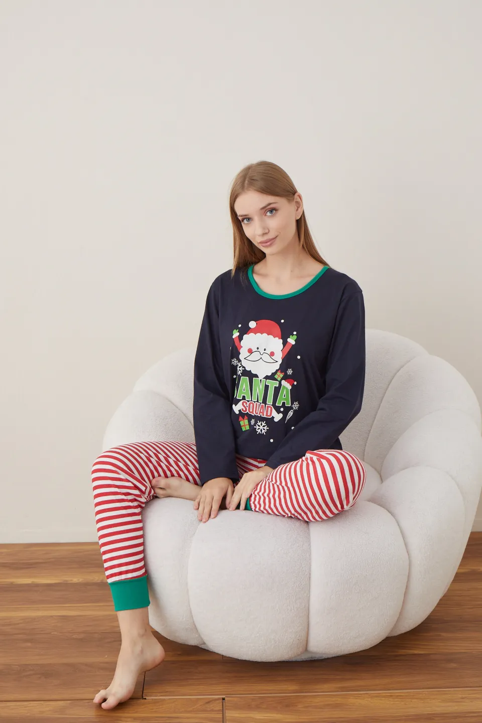 Pijama de Crăciun pentru damă, bluză bleumarin și pantaloni cu dungi alb-roșu, imprimeu „Santa Squad” - 4