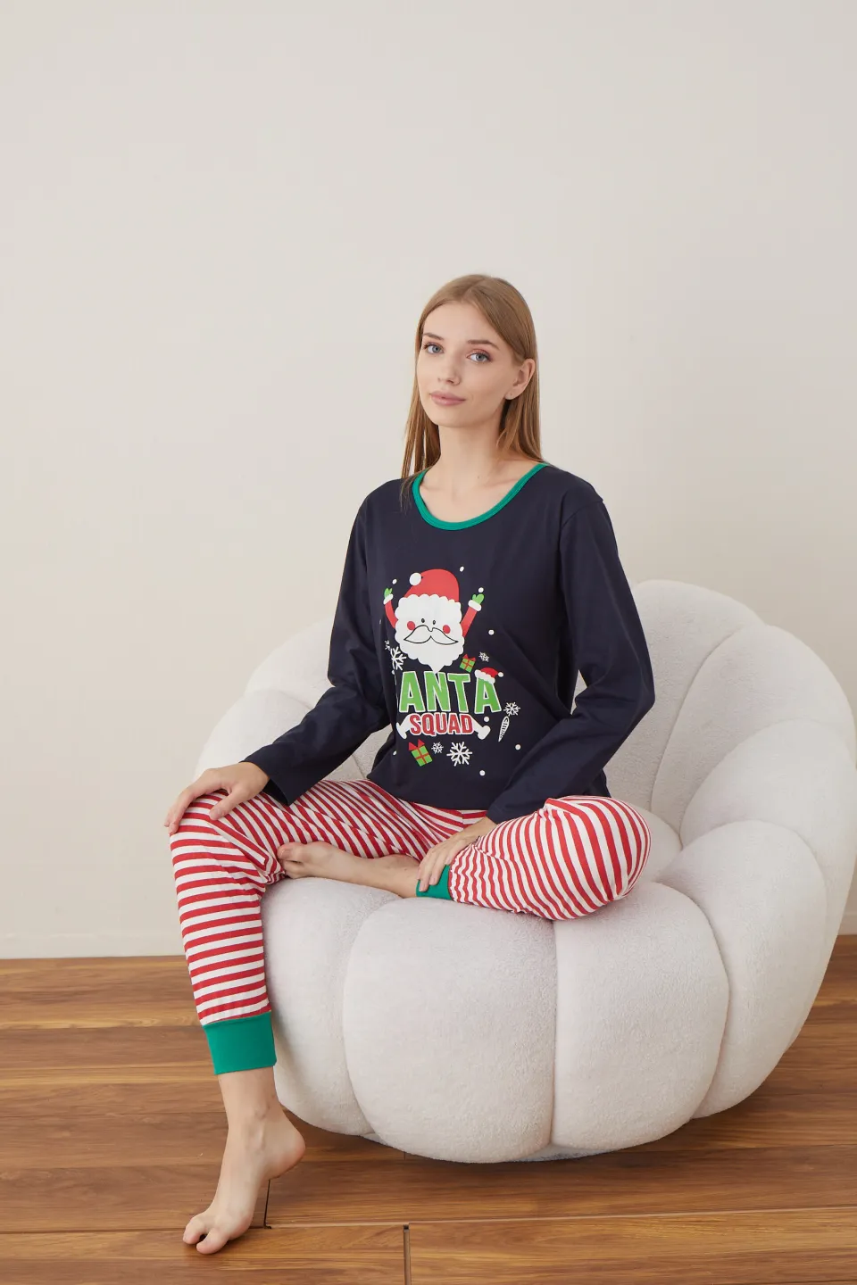 Pijama de Crăciun pentru damă, bluză bleumarin și pantaloni cu dungi alb-roșu, imprimeu „Santa Squad” - 5