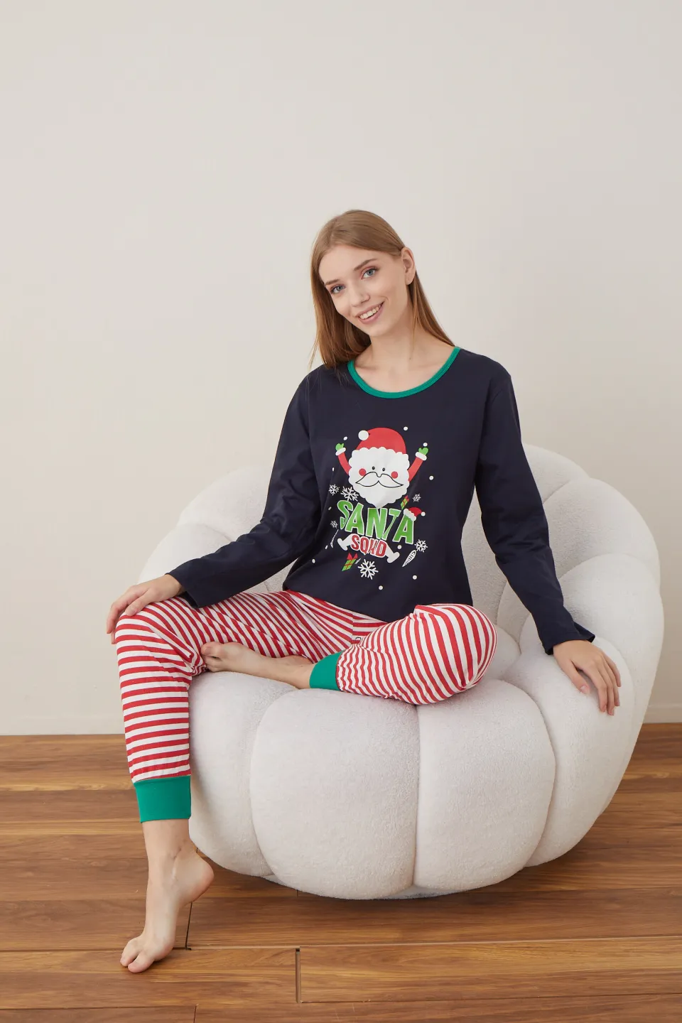 Pijama de Crăciun pentru damă, bluză bleumarin și pantaloni cu dungi alb-roșu, imprimeu „Santa Squad” - 6