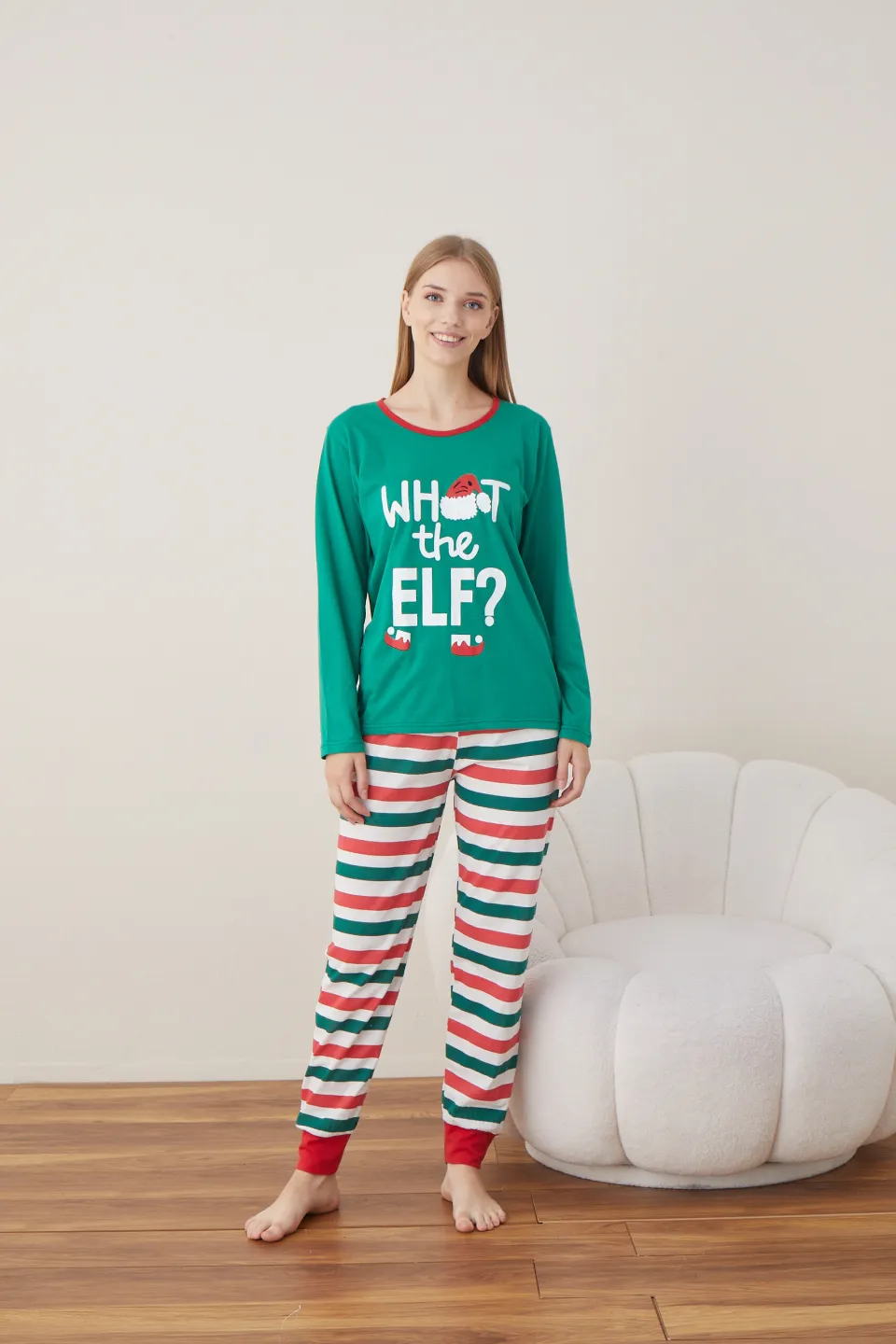 Pijama de Crăciun pentru damă, bluză verde și pantaloni cu dungi verde-roșu-alb, imprimeu „What the Elf” - 1