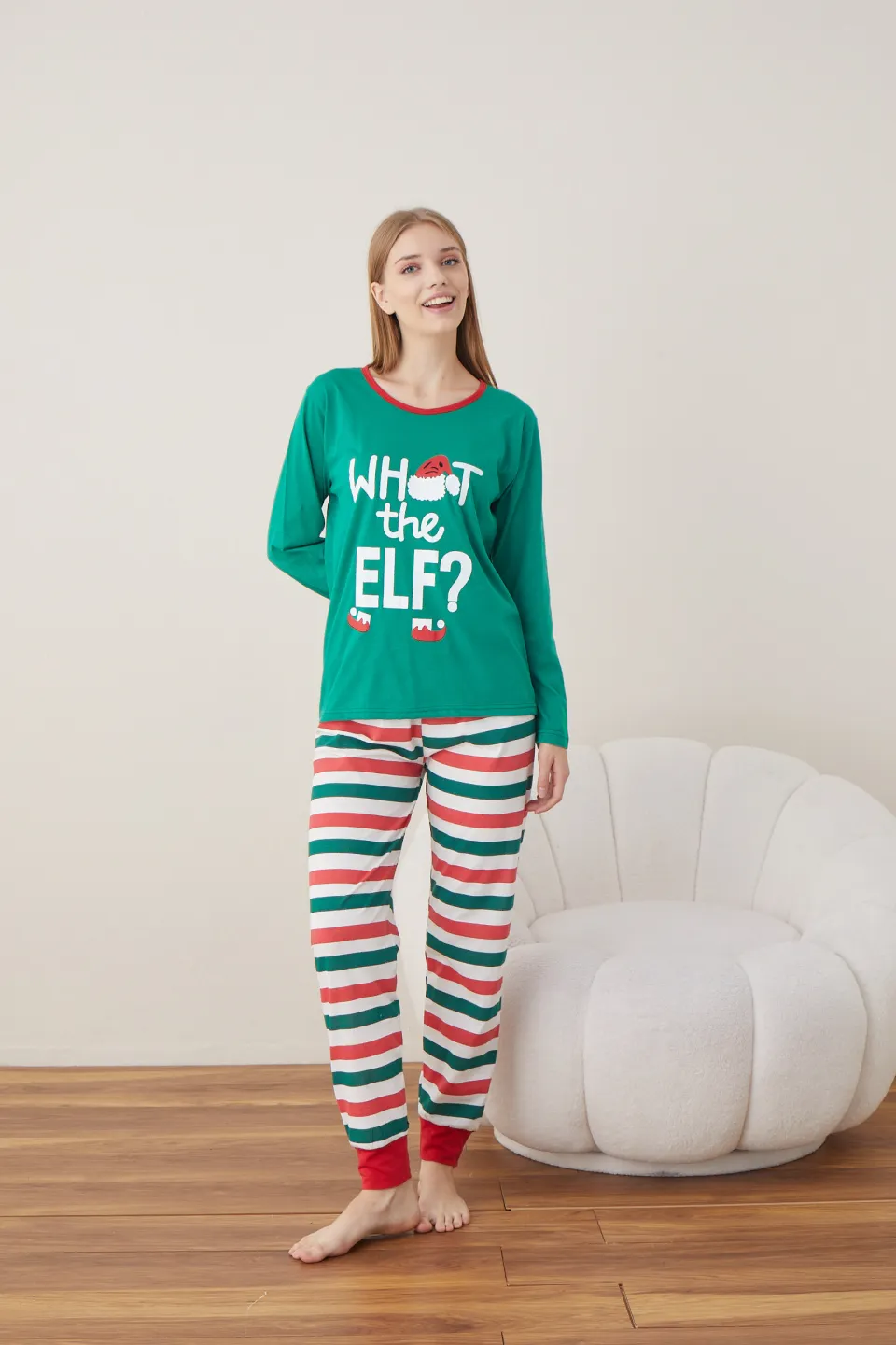 Pijama de Crăciun pentru damă, bluză verde și pantaloni cu dungi verde-roșu-alb, imprimeu „What the Elf” - 2