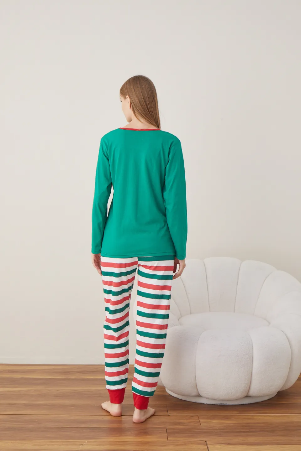 Pijama de Crăciun pentru damă, bluză verde și pantaloni cu dungi verde-roșu-alb, imprimeu „What the Elf” - 4