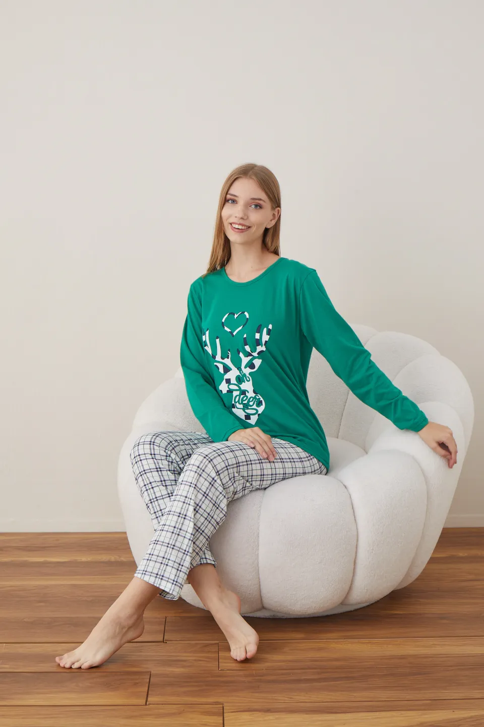 Pijama de Crăciun pentru damă, bluză verde și pantaloni albi în carouri, imprimeu „Oh Deer” - 6