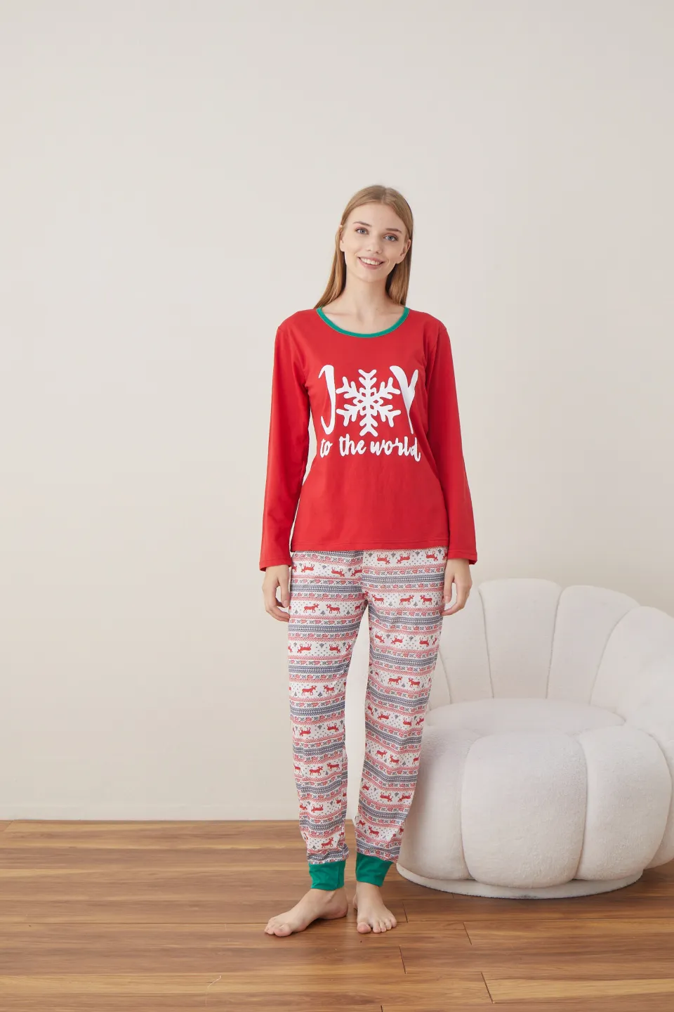 Pijama de Crăciun pentru damă, bluză roșie și pantaloni colorați, imprimeu „Joy to the World” - 2