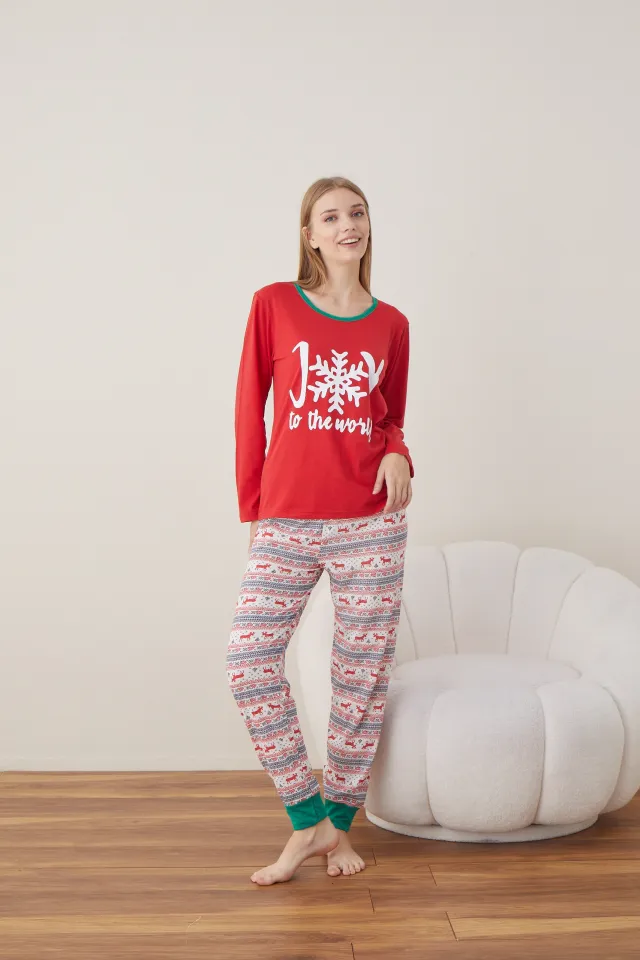 Pijama de Crăciun pentru damă, bluză roșie și pantaloni colorați, imprimeu „Joy to the World”