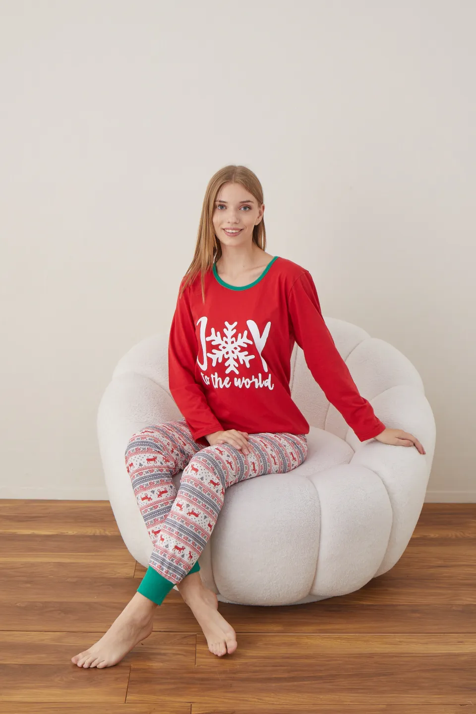 Pijama de Crăciun pentru damă, bluză roșie și pantaloni colorați, imprimeu „Joy to the World” - 4