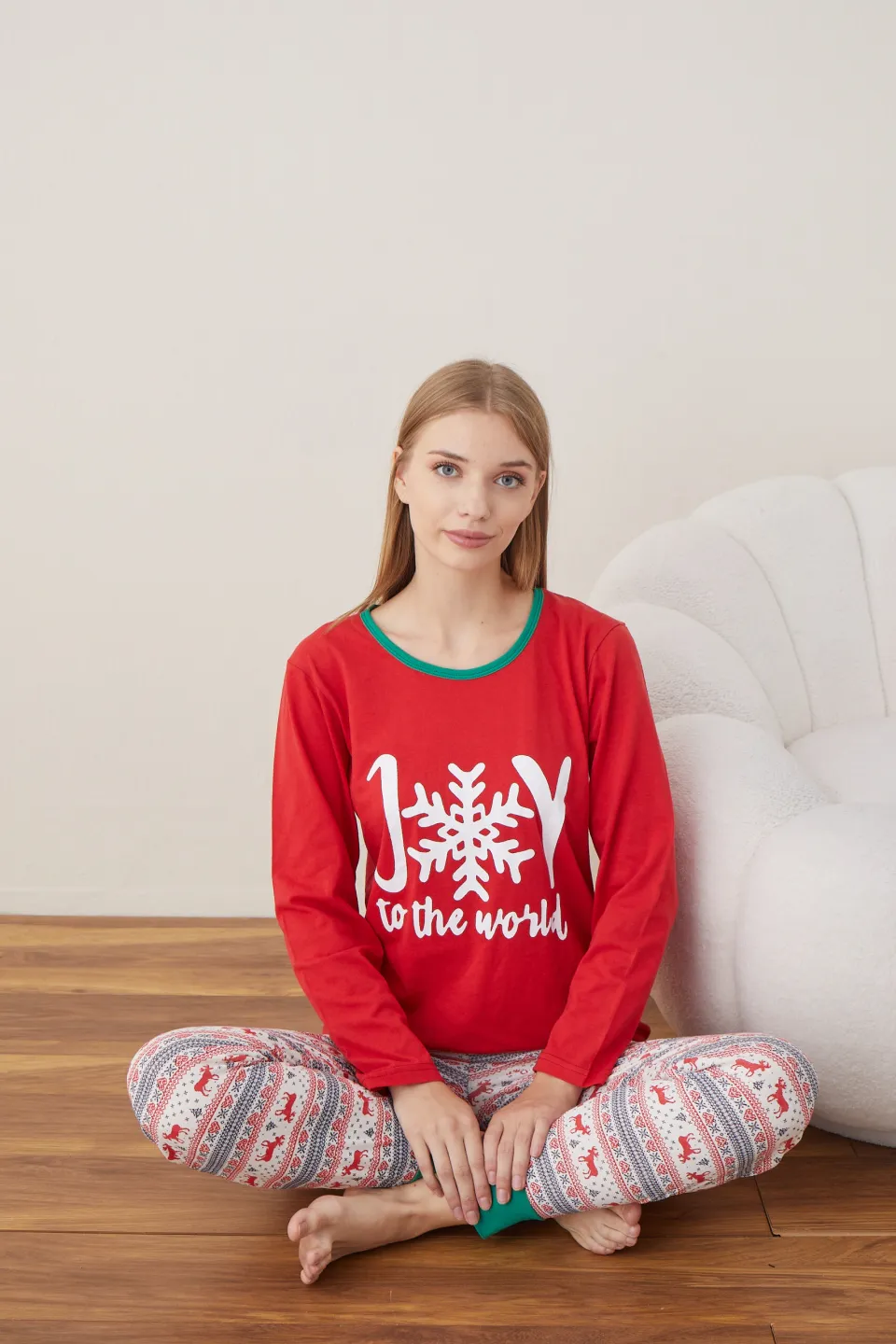 Pijama de Crăciun pentru damă, bluză roșie și pantaloni colorați, imprimeu „Joy to the World” - 5