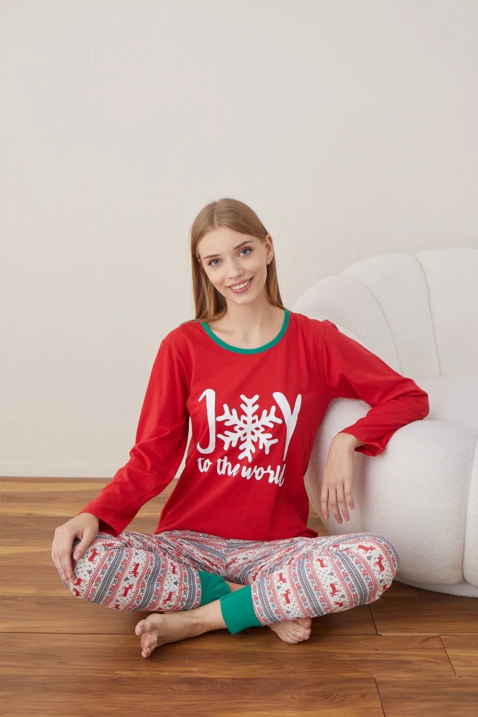 Pijama de Crăciun pentru damă, bluză roșie și pantaloni colorați, imprimeu „Joy to the World” - 6