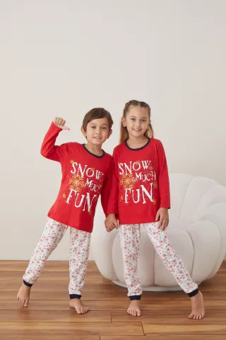 Pijama de Crăciun pentru copii „Snow Much Fun”, bluză roșie cu mânecă lungă și pantaloni albi cu fulgi
