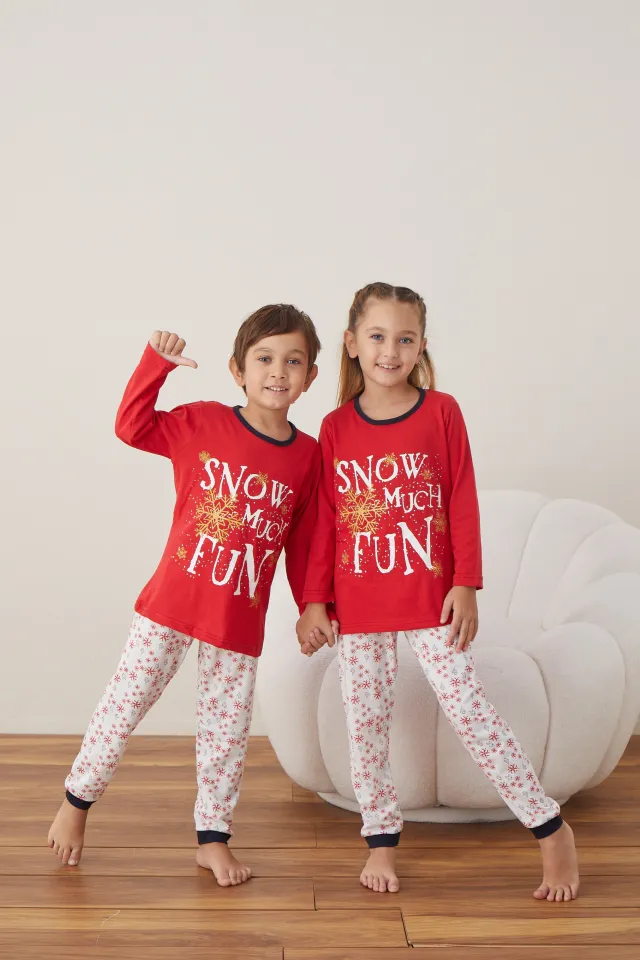 Pijama de Crăciun pentru copii „Snow Much Fun”, bluză roșie cu mânecă lungă și pantaloni albi cu fulgi