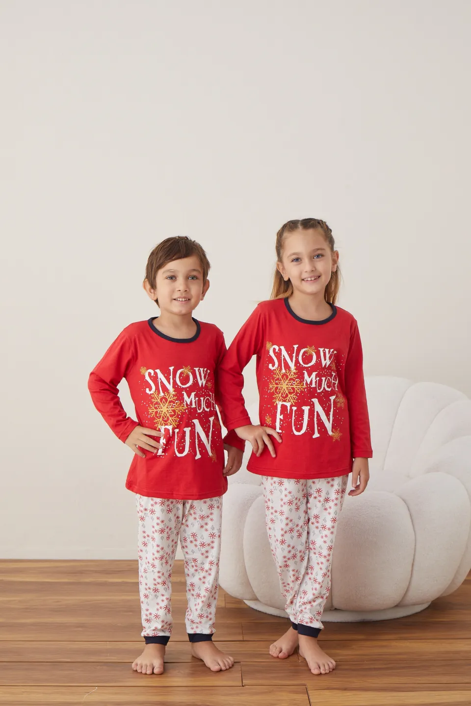 Pijama de Crăciun pentru copii „Snow Much Fun”, bluză roșie cu mânecă lungă și pantaloni albi cu fulgi - 2