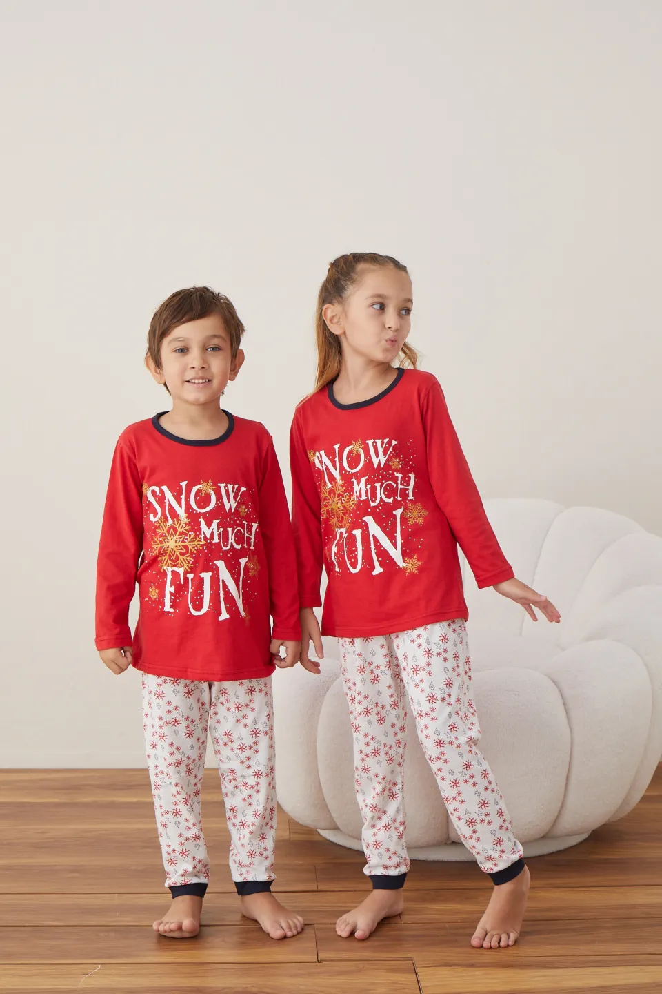 Pijama de Crăciun pentru copii „Snow Much Fun”, bluză roșie cu mânecă lungă și pantaloni albi cu fulgi - 3